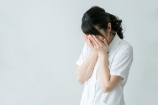 悩んでいる女性のイメージ写真